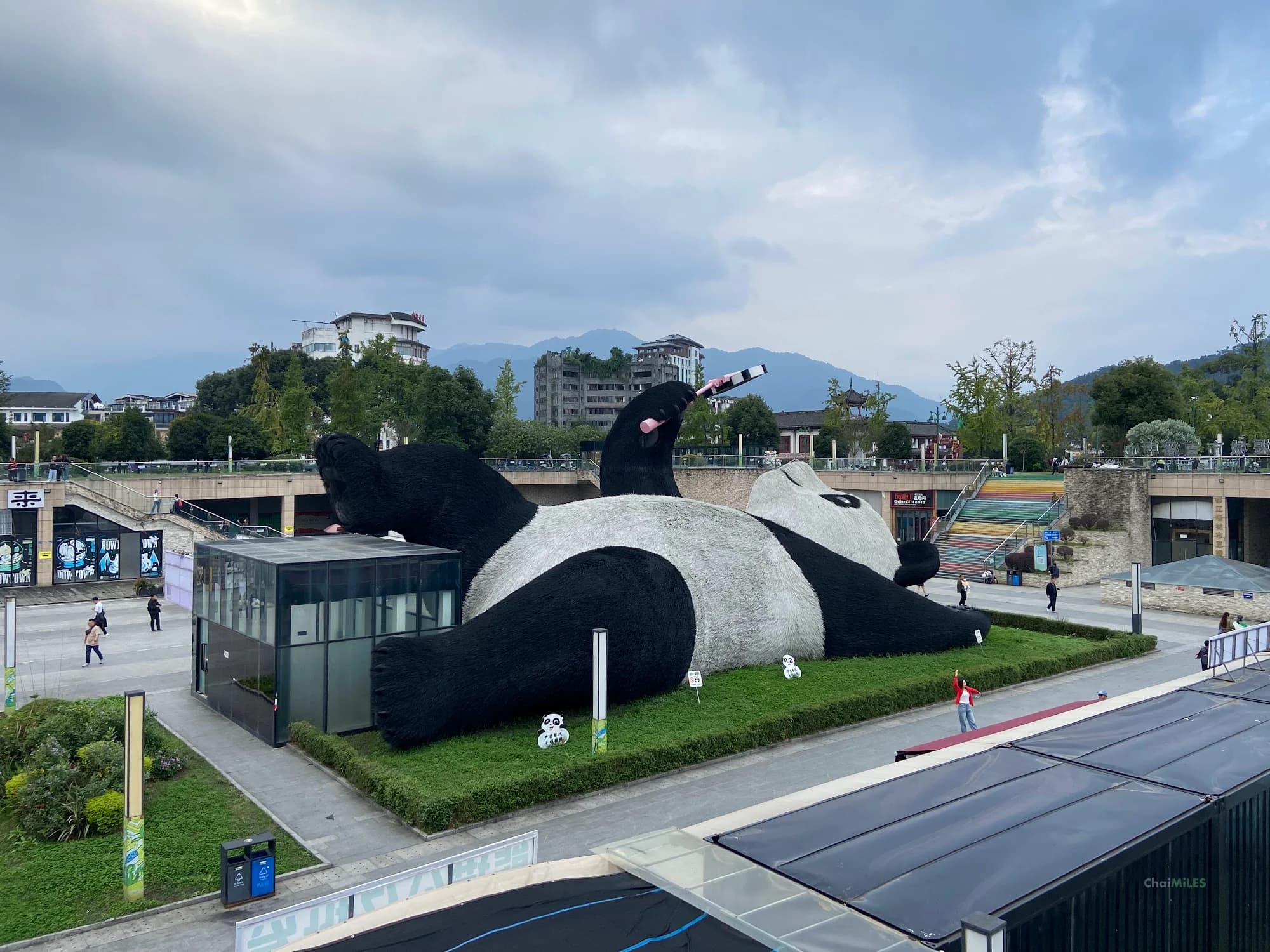 รีวิวเมือง Dujiangyan (都江堰) นั่งรถไฟจากเฉิงตู ถ่ายรูป Panda Selfie เดินถนนคนเดิน Guanxian และต่อไป Panda Valley